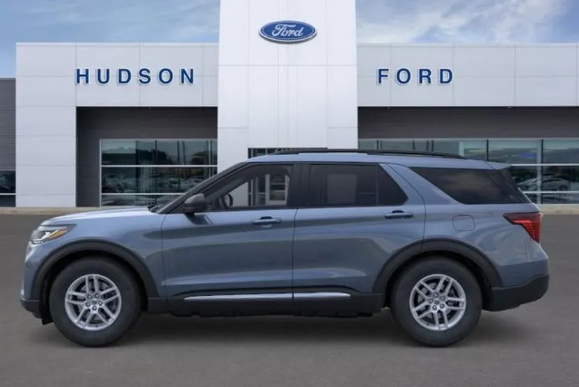 2025 Ford Explorer photo 1