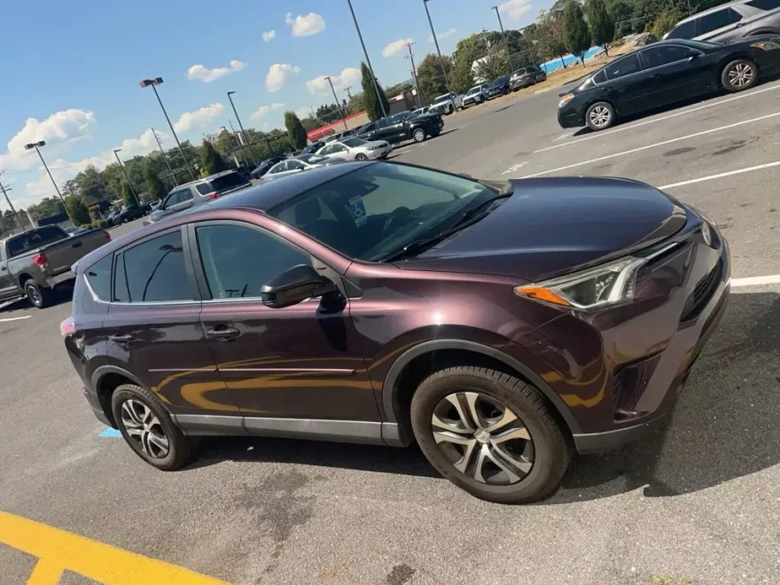 2018 Toyota RAV4 LE photo 1