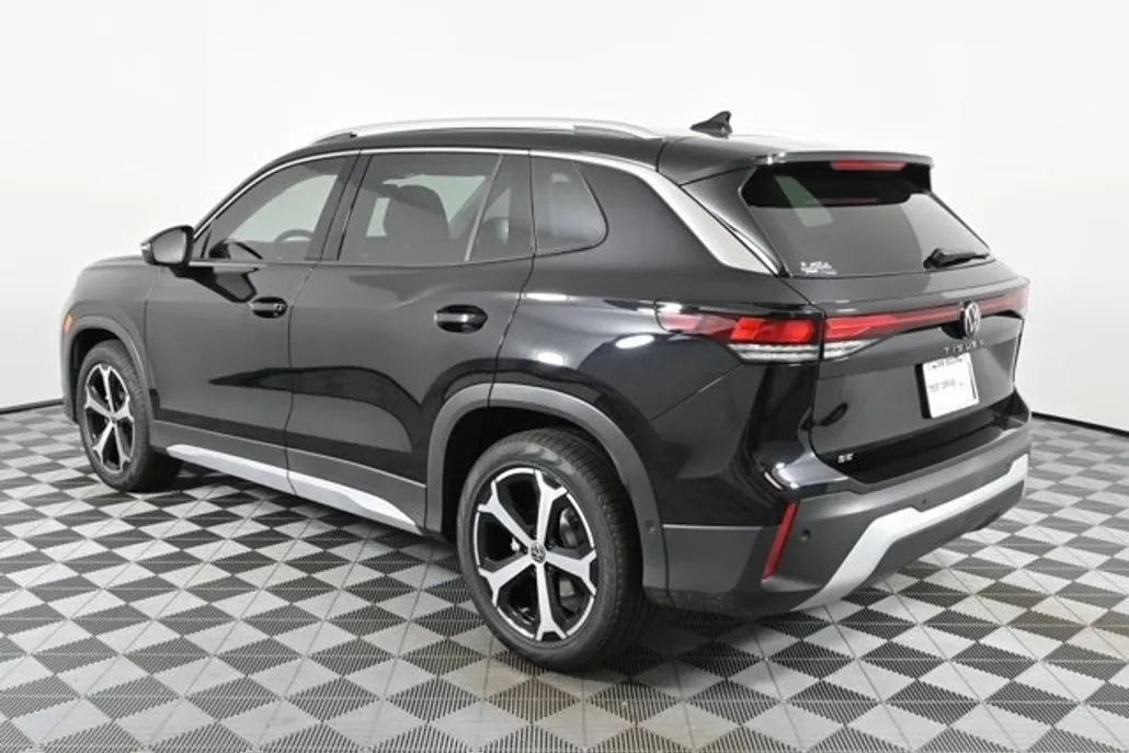 2025 Volkswagen Tiguan SE photo 1