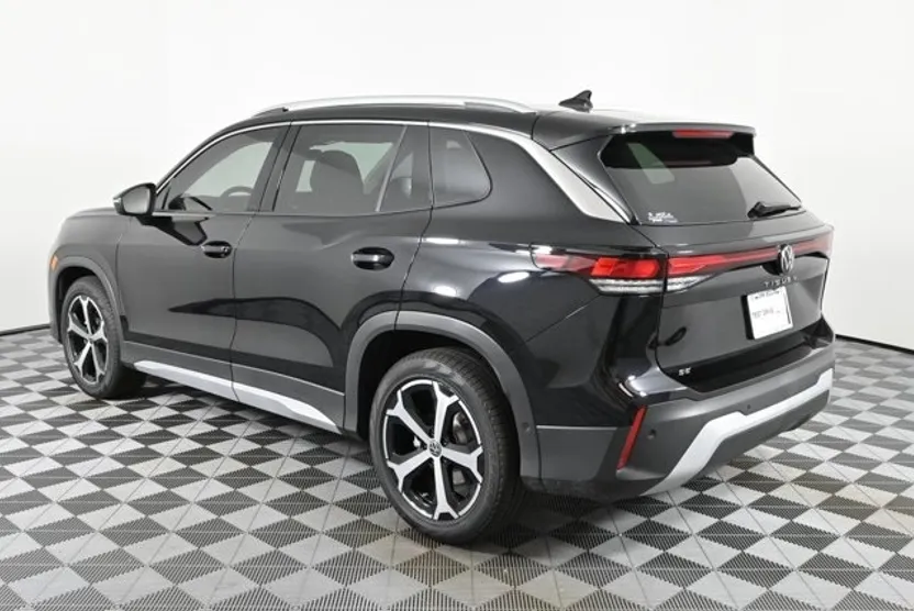 2025 Volkswagen Tiguan SE photo 1