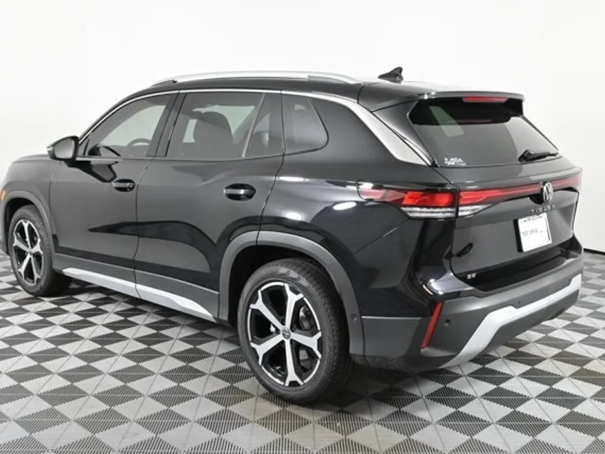 2025 Volkswagen Tiguan SE photo 1