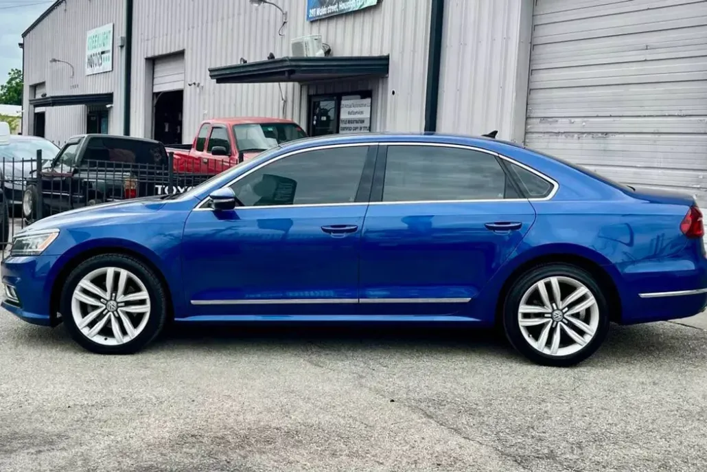 2017 Volkswagen Passat SEL Premium photo 1
