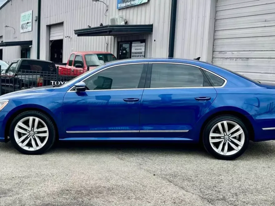2017 Volkswagen Passat SEL Premium photo 1
