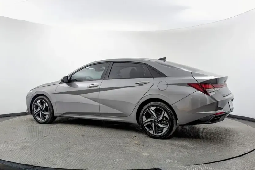 2023 Hyundai Elantra SEL photo 1