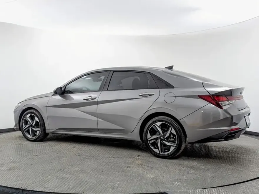 2023 Hyundai Elantra SEL photo 1