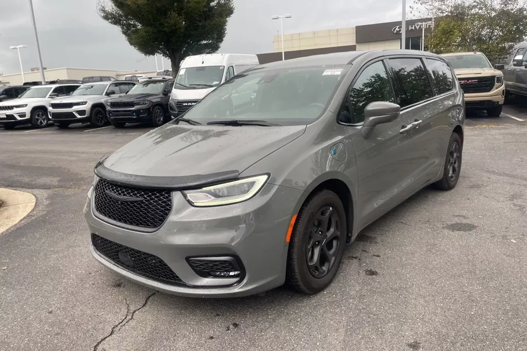 2022 Chrysler Pacifica Hybrid Touring L photo 1