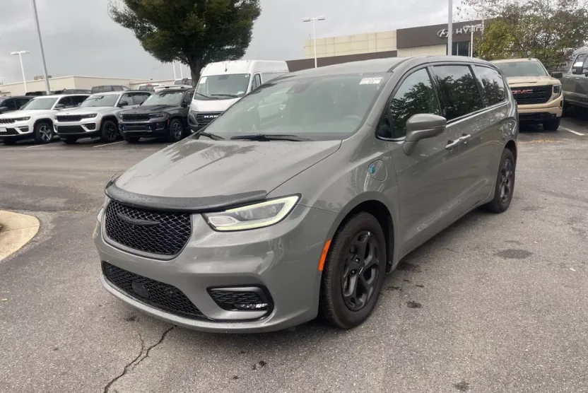 2022 Chrysler Pacifica Hybrid Touring L photo 1