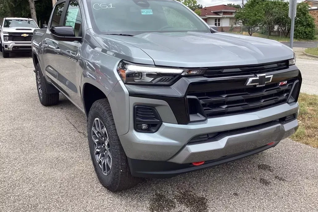 2025 Chevrolet Colorado Z71 photo 1