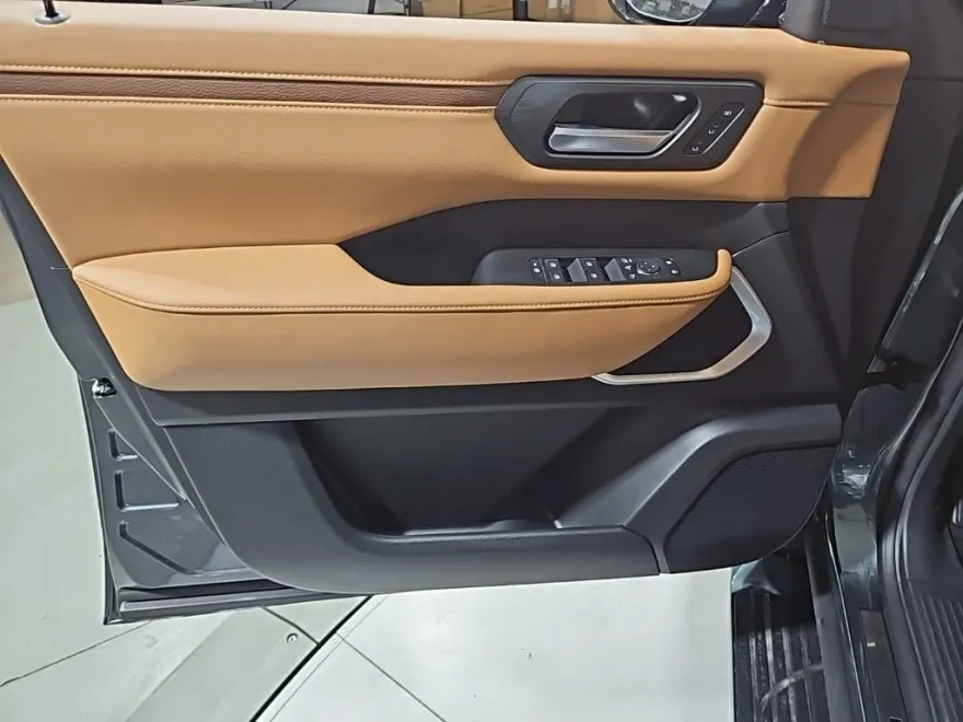 2025 Nissan Armada Platinum Reserve photo 1