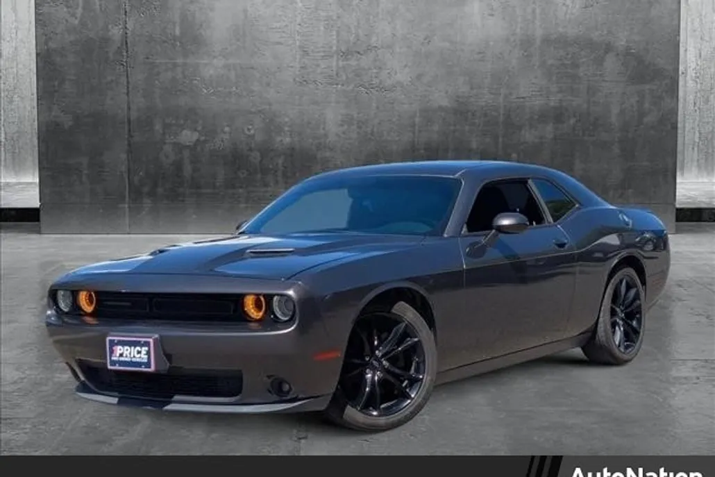2017 Dodge Challenger SXT photo 1