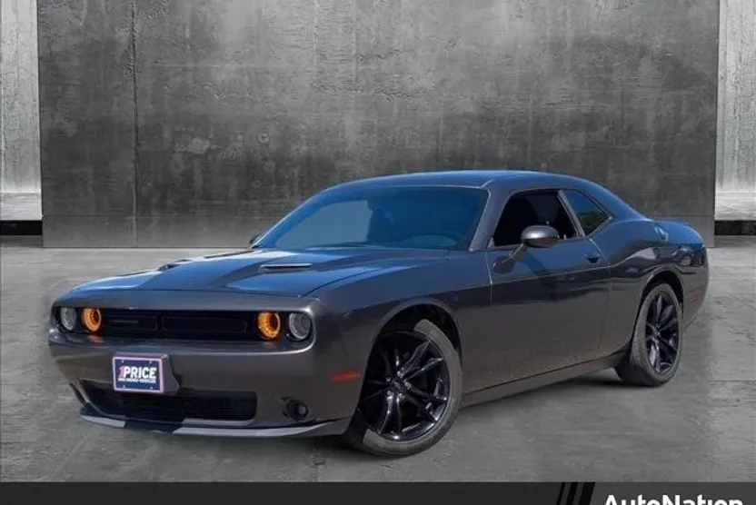 2017 Dodge Challenger SXT photo 1