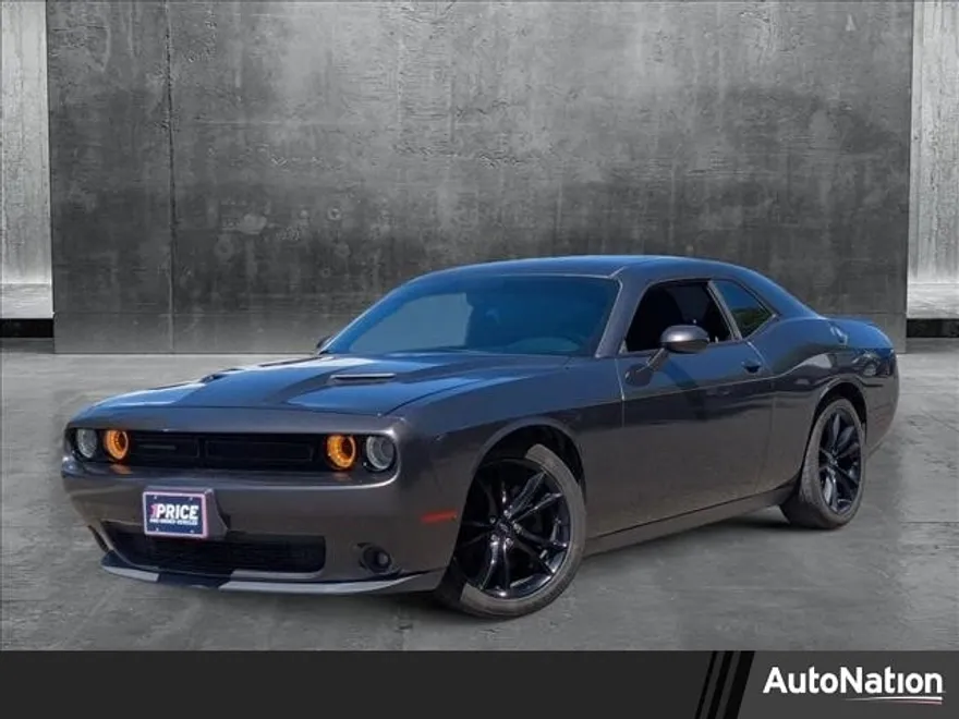 2017 Dodge Challenger SXT photo 1