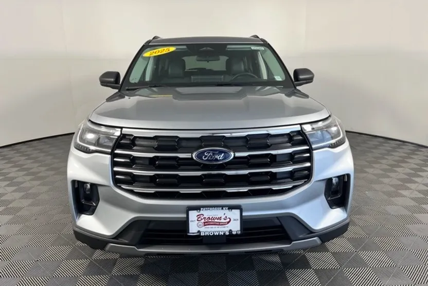 2025 Ford Explorer photo 1