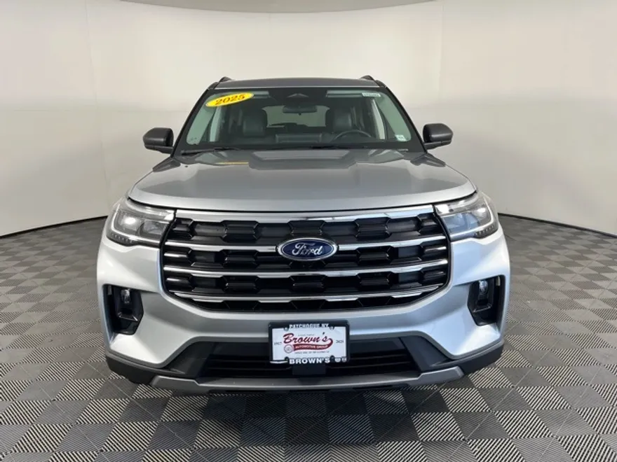 2025 Ford Explorer photo 1