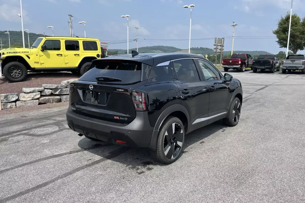 2025 Nissan Kicks SR photo 1