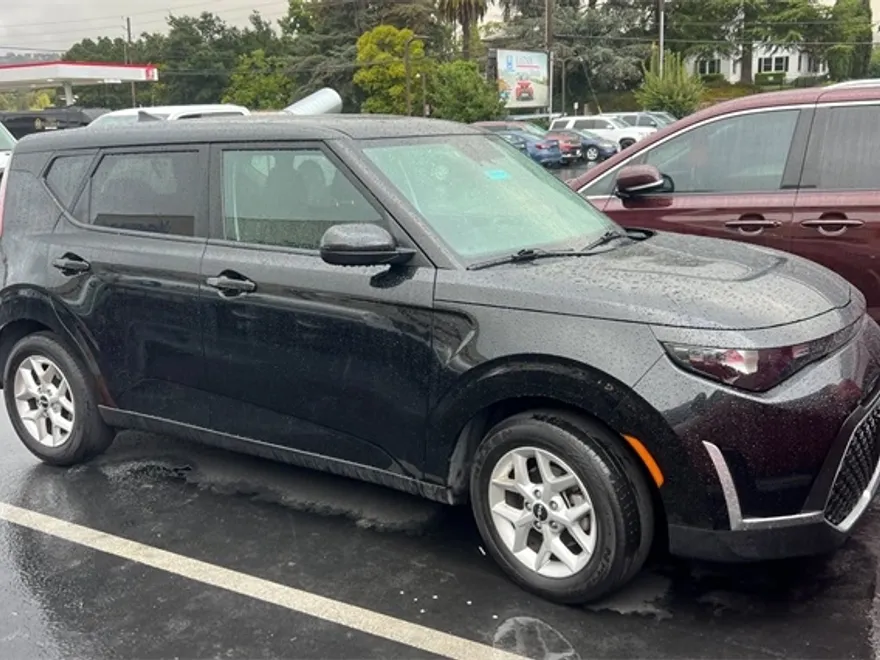 2024 Kia Soul LX photo 1