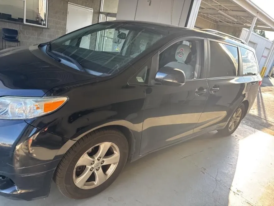 2015 Toyota Sienna LE photo 1