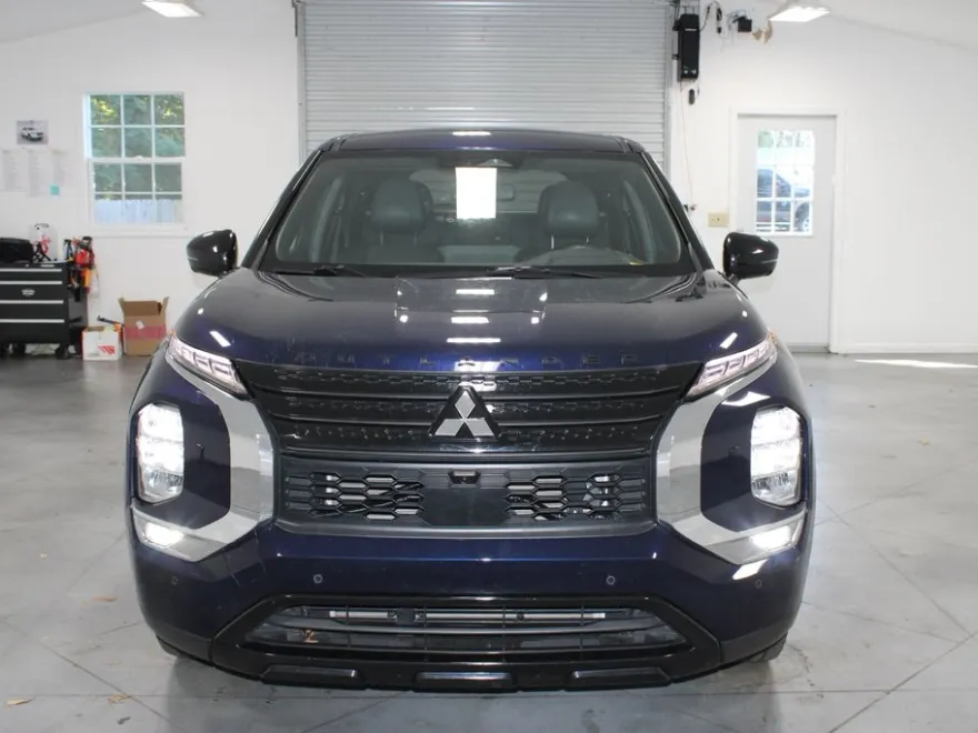 2023 Mitsubishi Outlander SE Black Edition photo 1