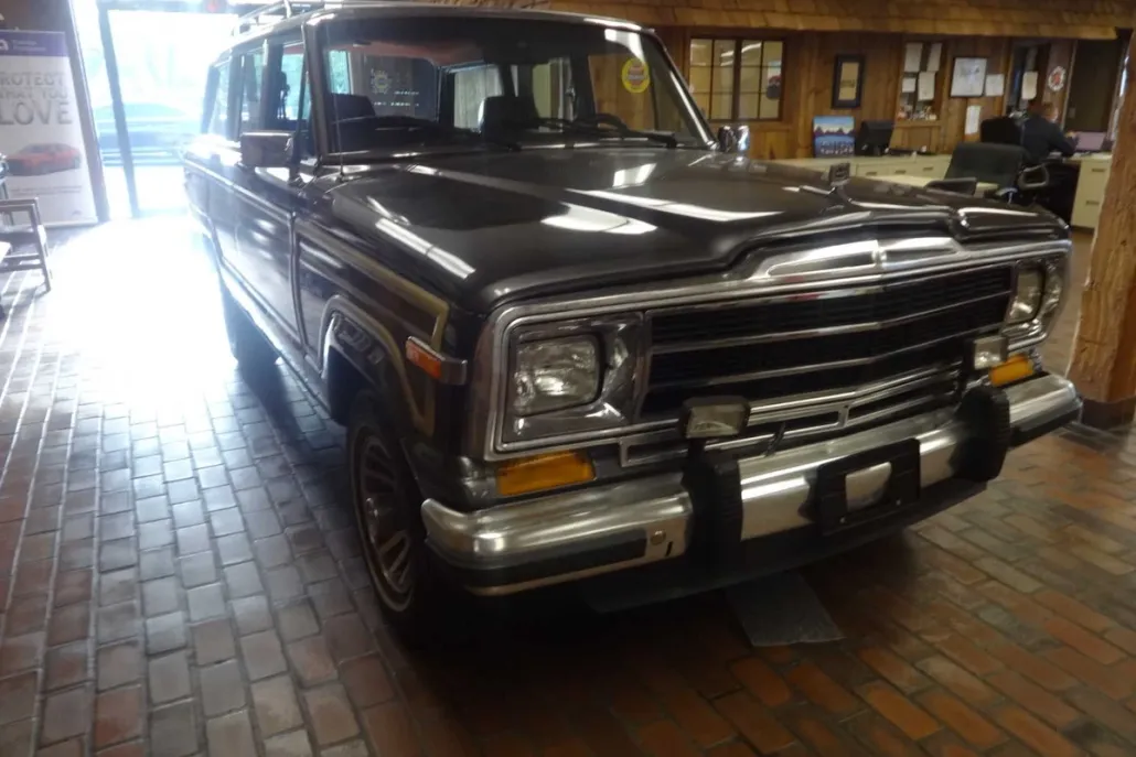 1989 Jeep Grand Wagoneer photo 1