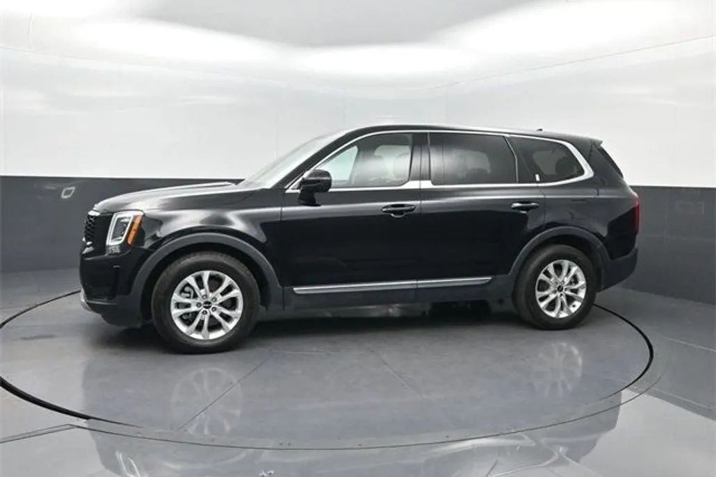 2022 Kia Telluride LX photo 1