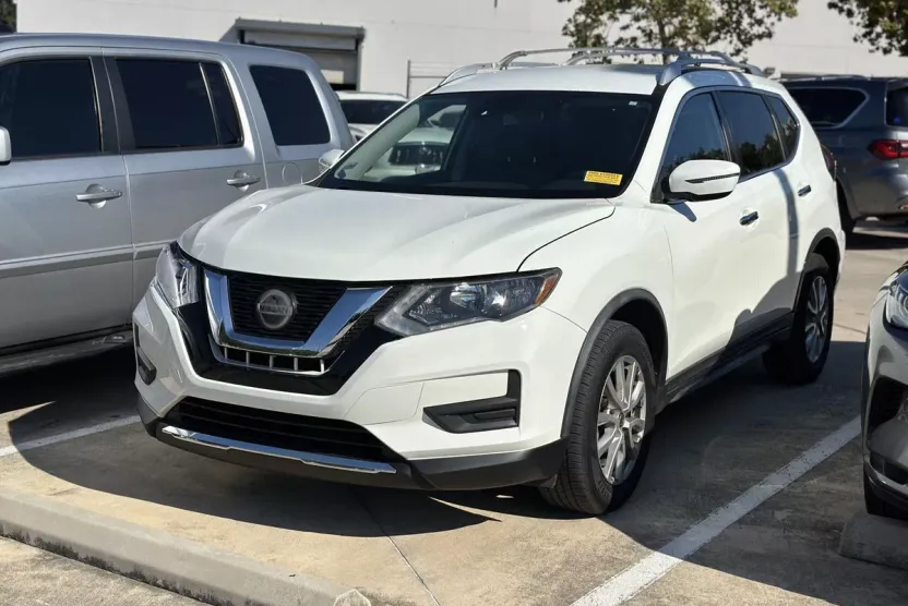 2019 Nissan Rogue SV photo 1