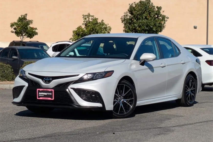 2024 Toyota Camry SE photo 1