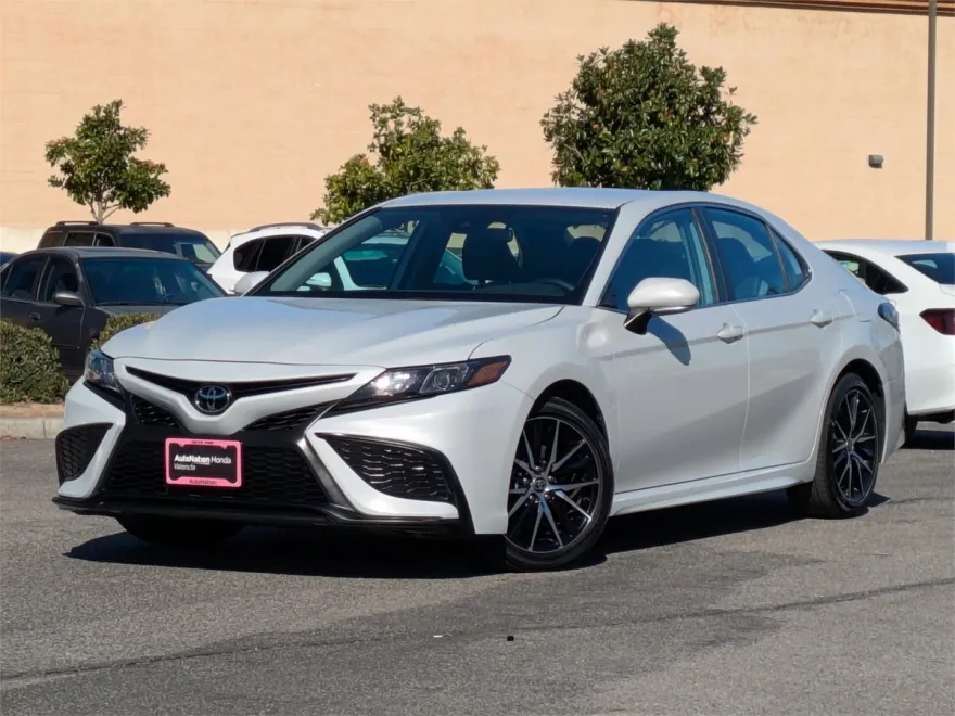 2024 Toyota Camry SE photo 1