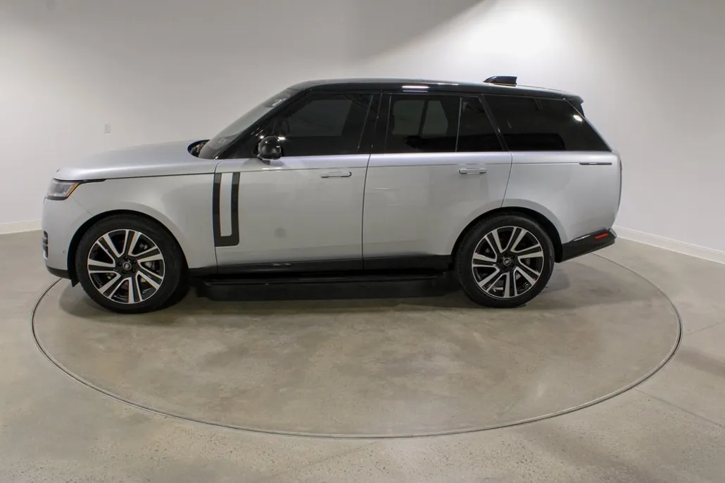 2023 Land Rover Range Rover SE photo 1