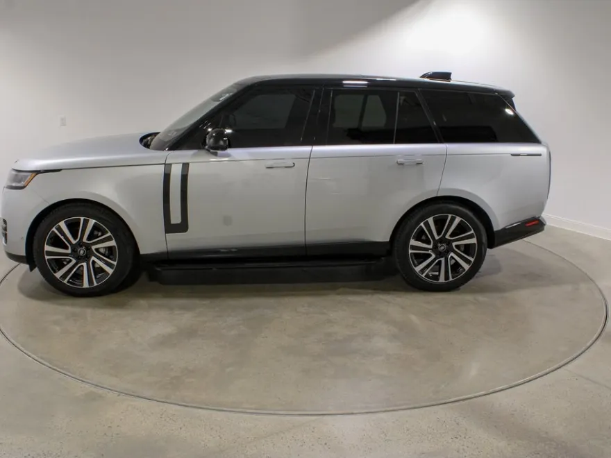 2023 Land Rover Range Rover SE photo 1