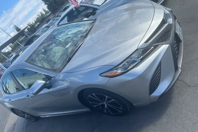 2019 Toyota Camry Hybrid SE photo 1