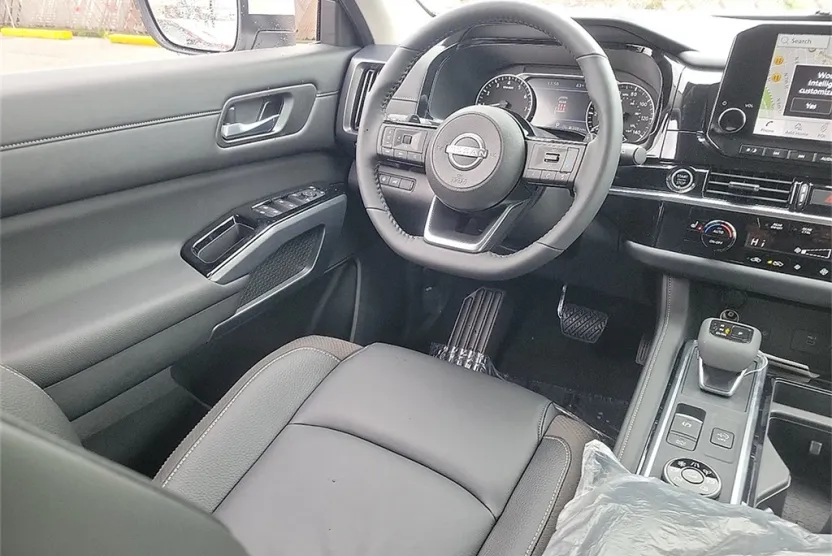 2025 Nissan Pathfinder SL photo 1