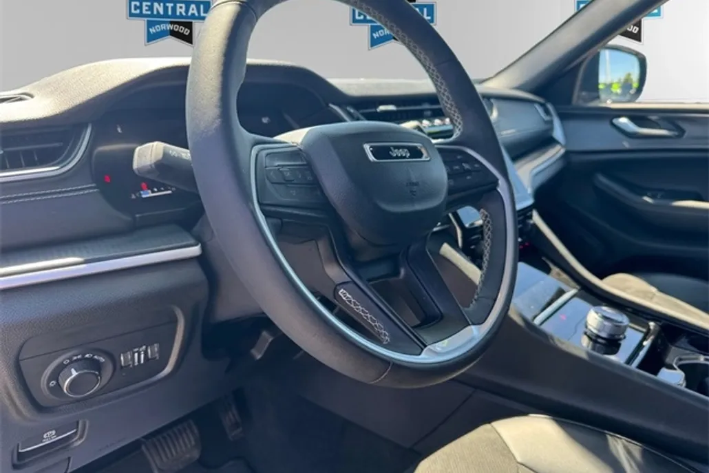 2023 Jeep Grand Cherokee Altitude photo 1
