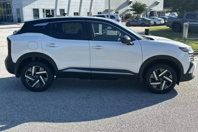 2025 Nissan Kicks SV photo 1