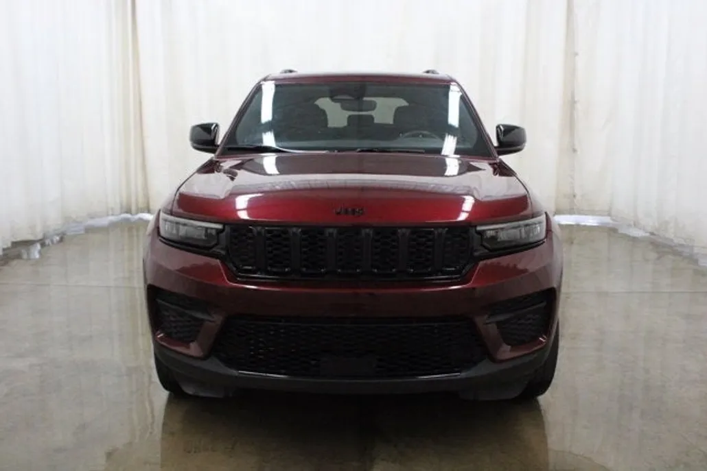 2023 Jeep Grand Cherokee Altitude photo 1