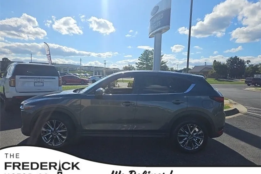 2019 Mazda CX-5 Signature photo 1