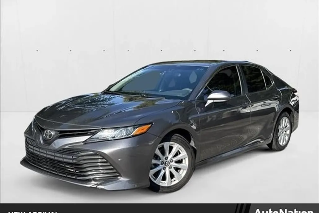 2018 Toyota Camry LE photo 1