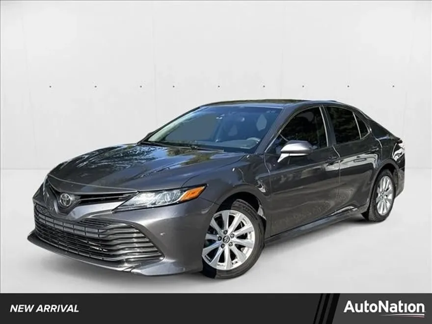 2018 Toyota Camry LE photo 1