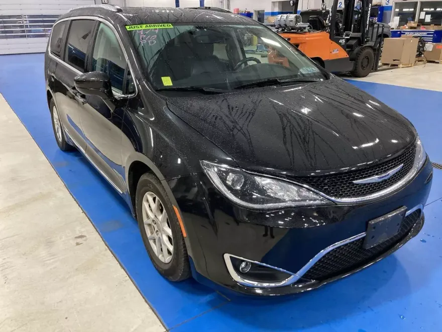 2020 Chrysler Pacifica Touring L photo 1