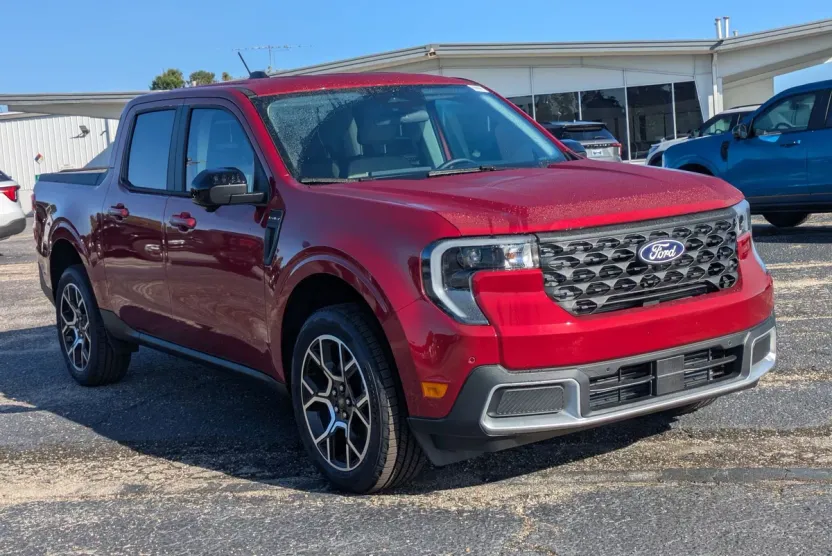 2025 Ford Maverick Lariat photo 1