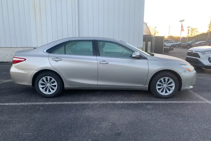 2016 Toyota Camry LE photo 1