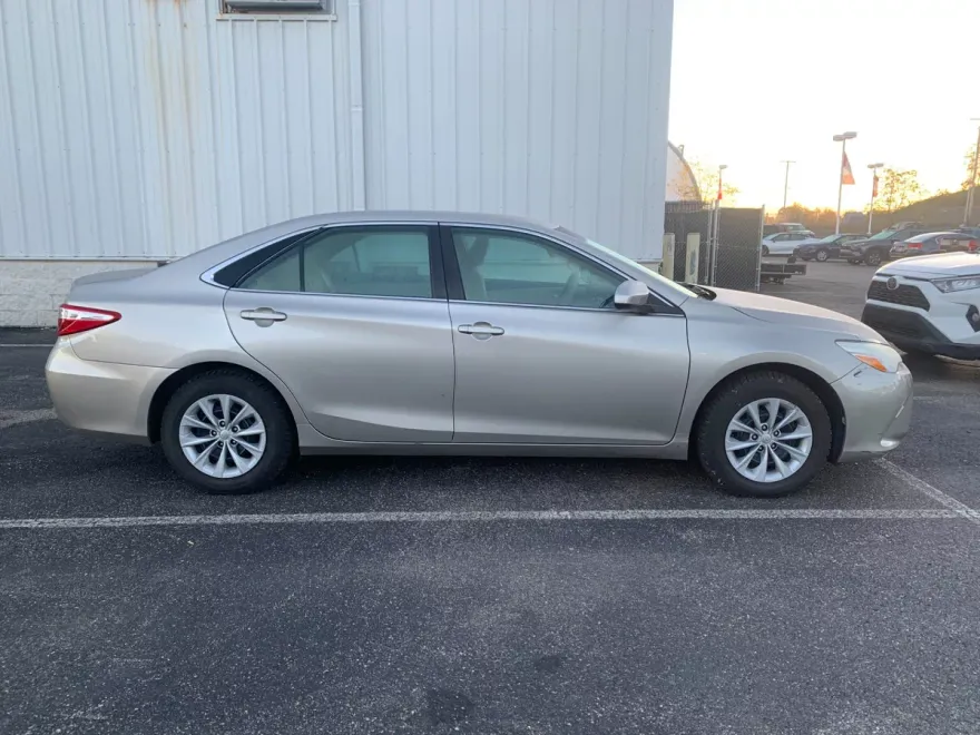 2016 Toyota Camry LE photo 1
