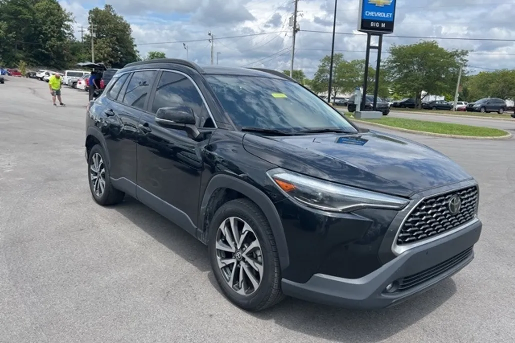 2022 Toyota Corolla Cross XLE photo 1
