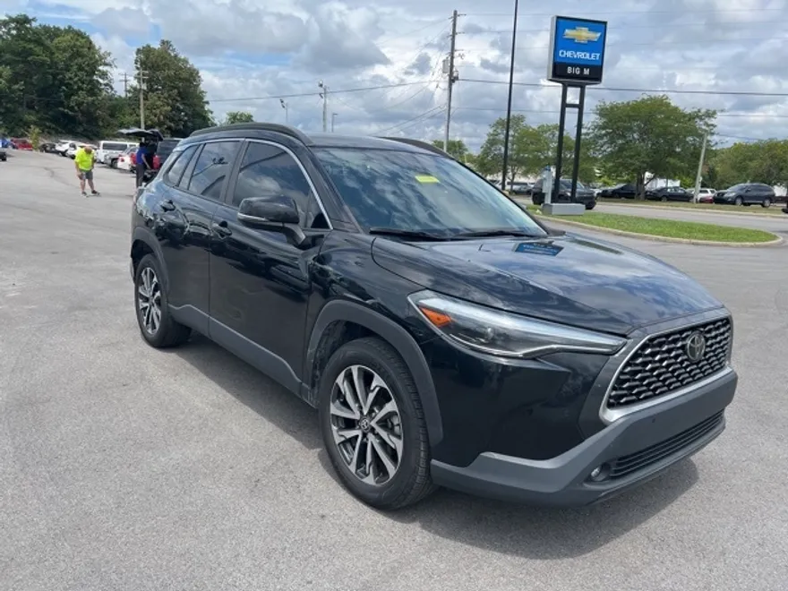 2022 Toyota Corolla Cross XLE photo 1