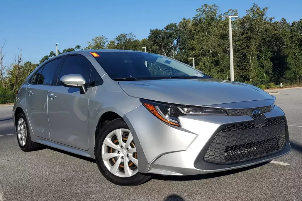 2021 Toyota Corolla LE photo 1