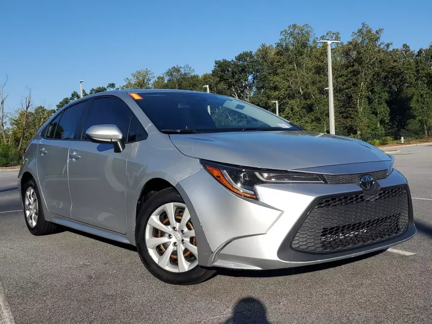 2021 Toyota Corolla LE photo 1