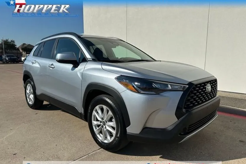 2023 Toyota Corolla Cross LE photo 1