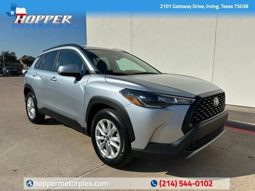 2023 Toyota Corolla Cross LE photo 1
