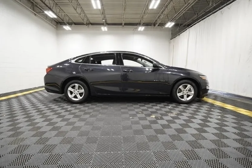 2022 Chevrolet Malibu LS photo 1