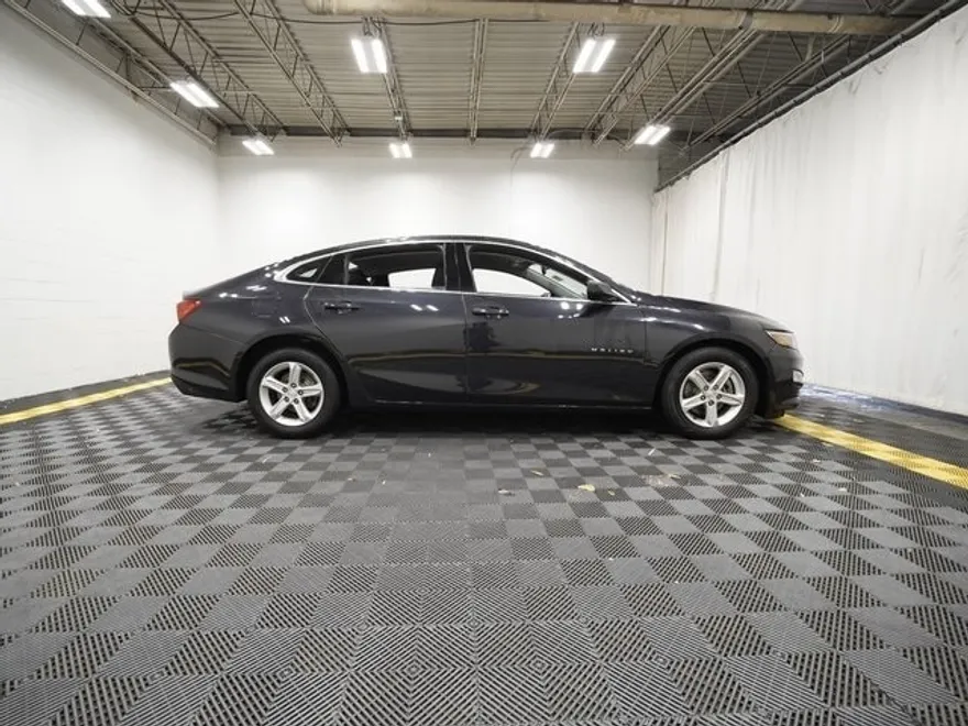 2022 Chevrolet Malibu LS photo 1