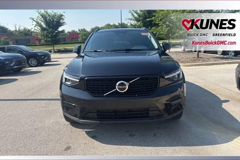 2024 Volvo XC40 Core photo 1